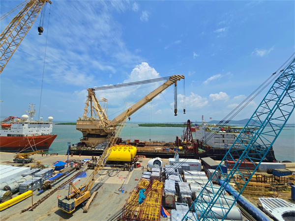 Cung cấp dịch vụ vận chuyển, dịch vụ cầu cảng và cơ sở hạ tầng phục vụ Dự án Mid Water Arch (Gồm 2 kiện hàng 476 tấn và 158 tấn) tại Cảng Đông Xuyên