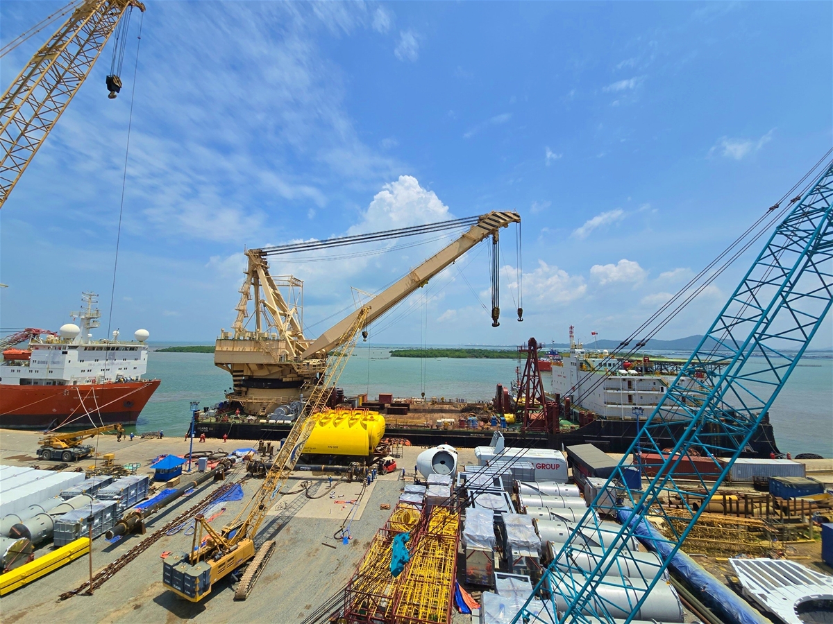 Cung cấp dịch vụ vận chuyển, dịch vụ cầu cảng và cơ sở hạ tầng phục vụ Dự án Mid Water Arch (Gồm 2 kiện hàng 476 tấn và 158 tấn) tại Cảng Đông Xuyên