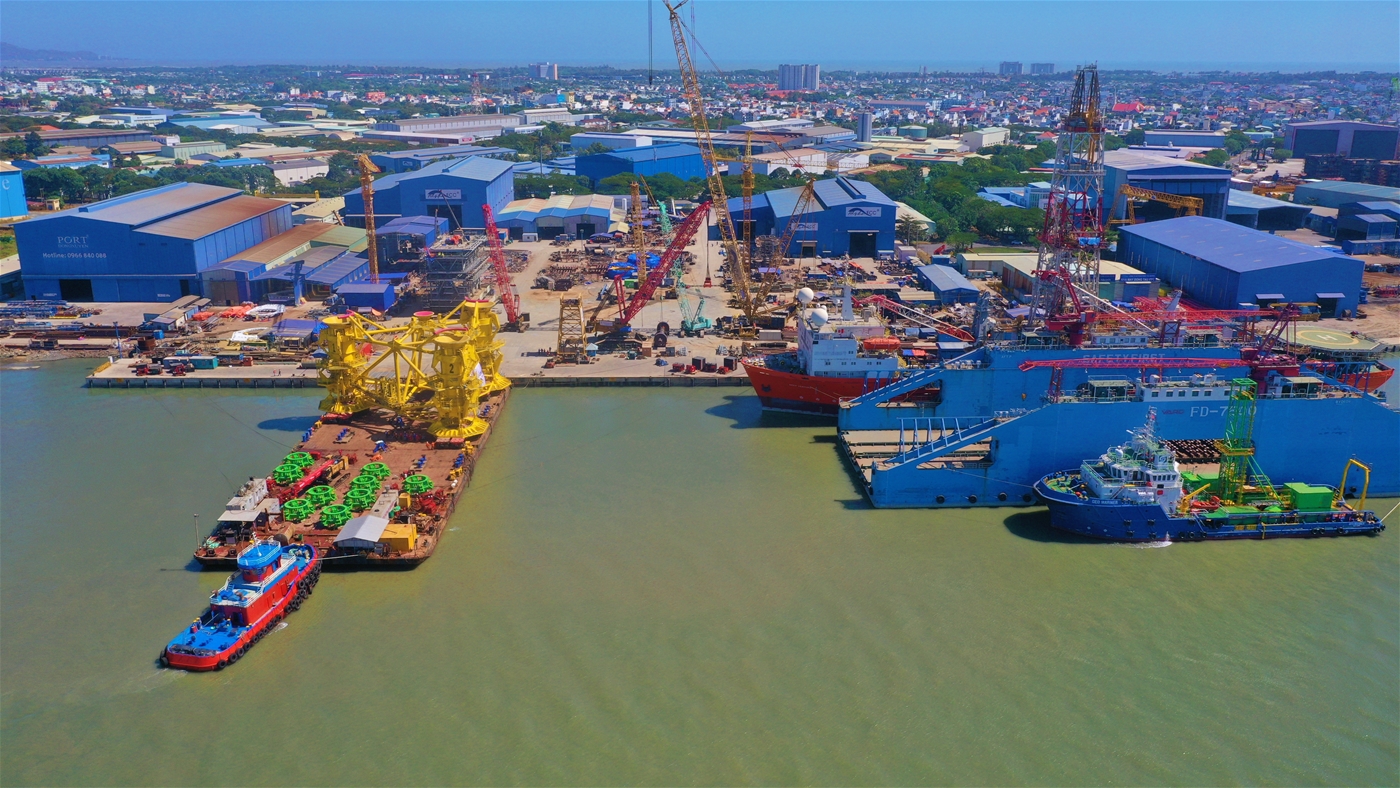 Cung cấp dịch vụ cơ sở hạ tầng, tính toán ballast, mooring phục vụ hạ thuỷ cấu kiện Piling Template nặng 1,500T và chế tạo, gia công, lắp đặt gối đỡ hàng; chằng buộc hàng trên sà lan