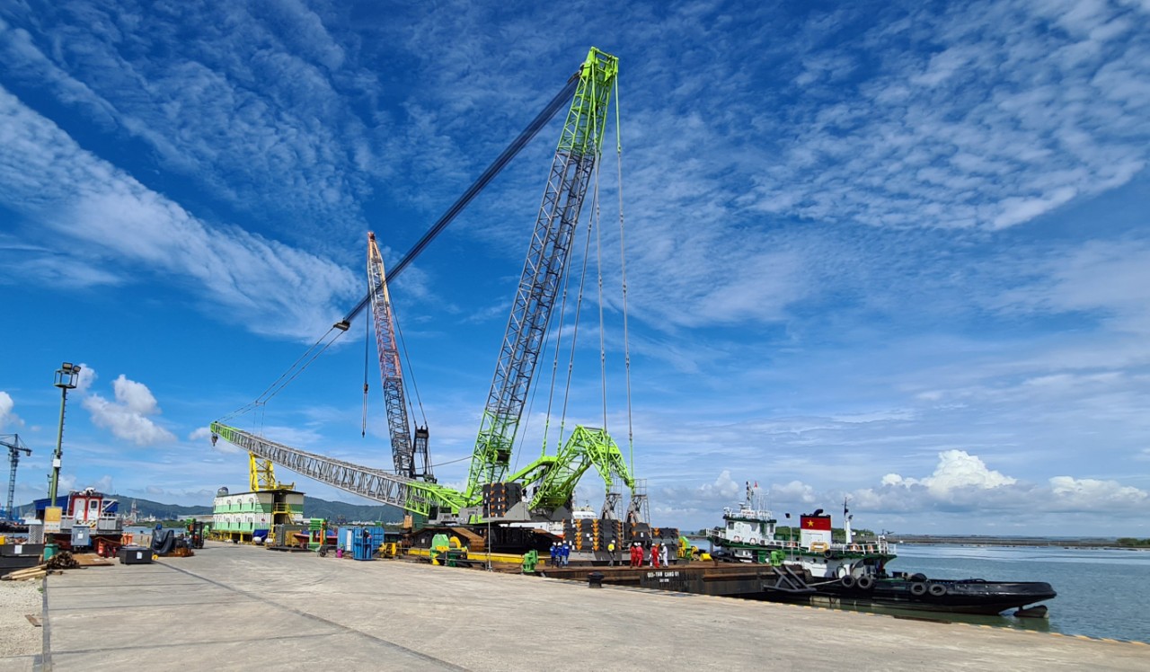 Provision of Assembly Service, Loadtesting, Roll-on, Seafastening and Lashing Service for 800T Crawler Crane on Sea Barge OEI for Wind Power Projects of Geodis/Vestas customer