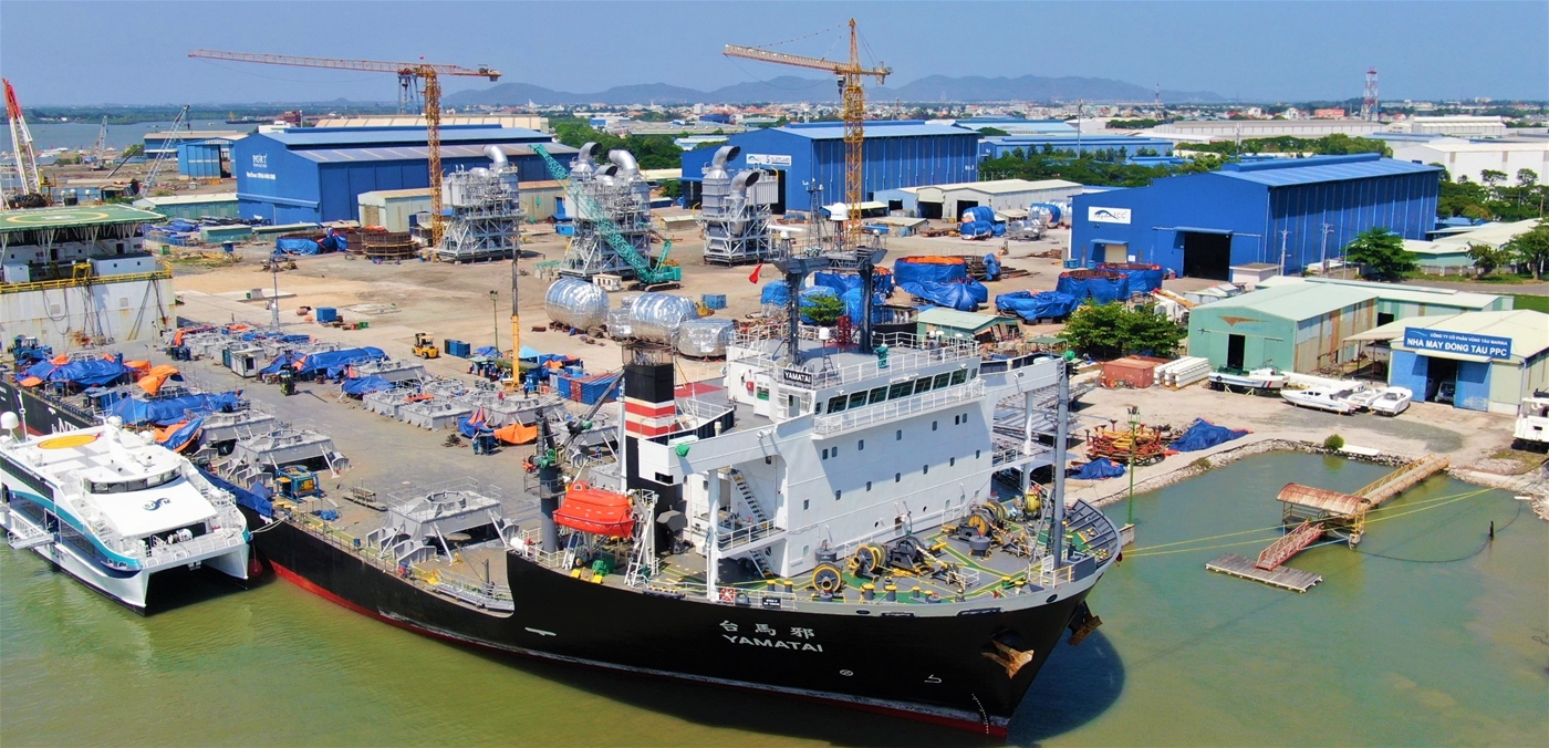 Dự án bốc xếp hàng lên tàu YAMATAI (LOA=162M)